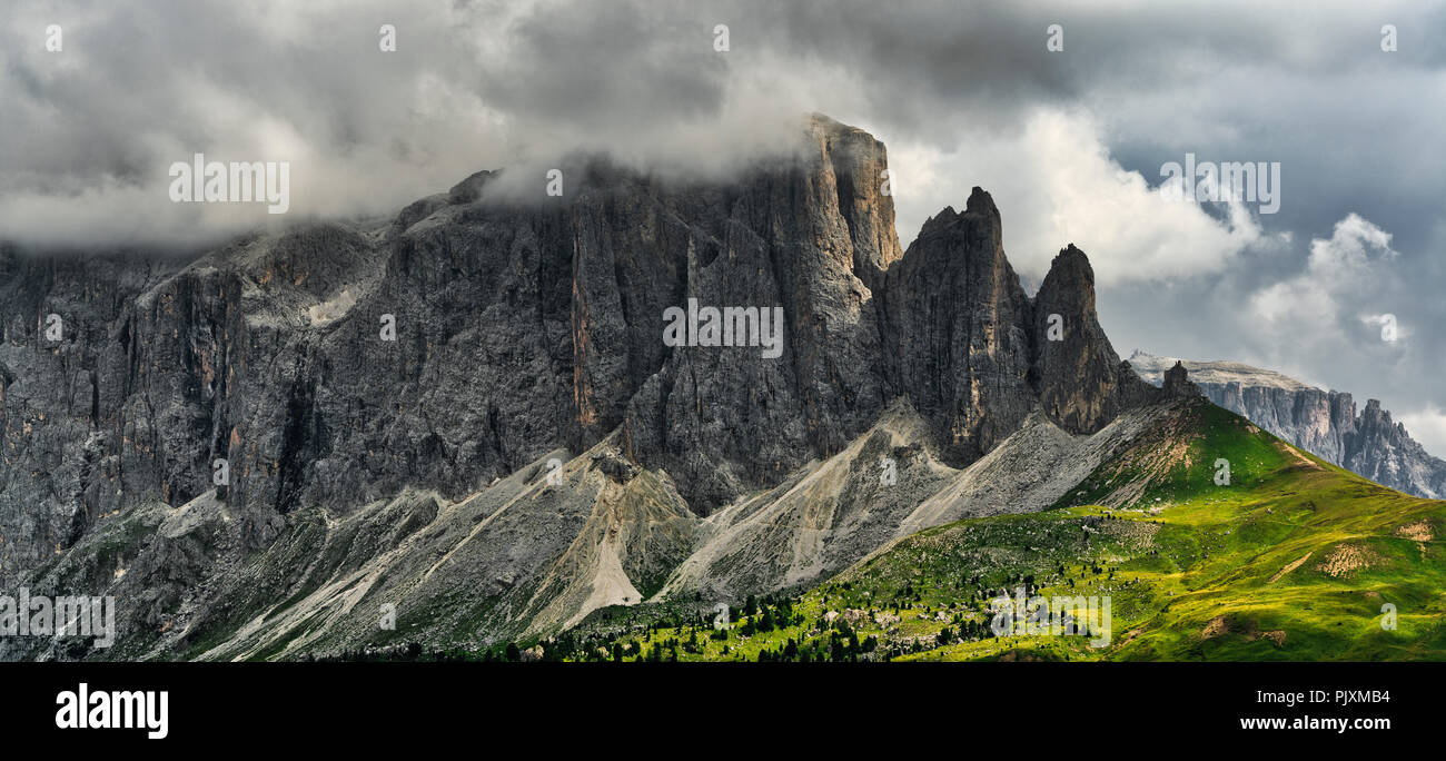 Gewitterwolken über den Gipfel der Sella Gruppe in einem sommernachmittag Gefahr für Bergsteigen - Trentino-Südtirol, Italien Stockfoto
