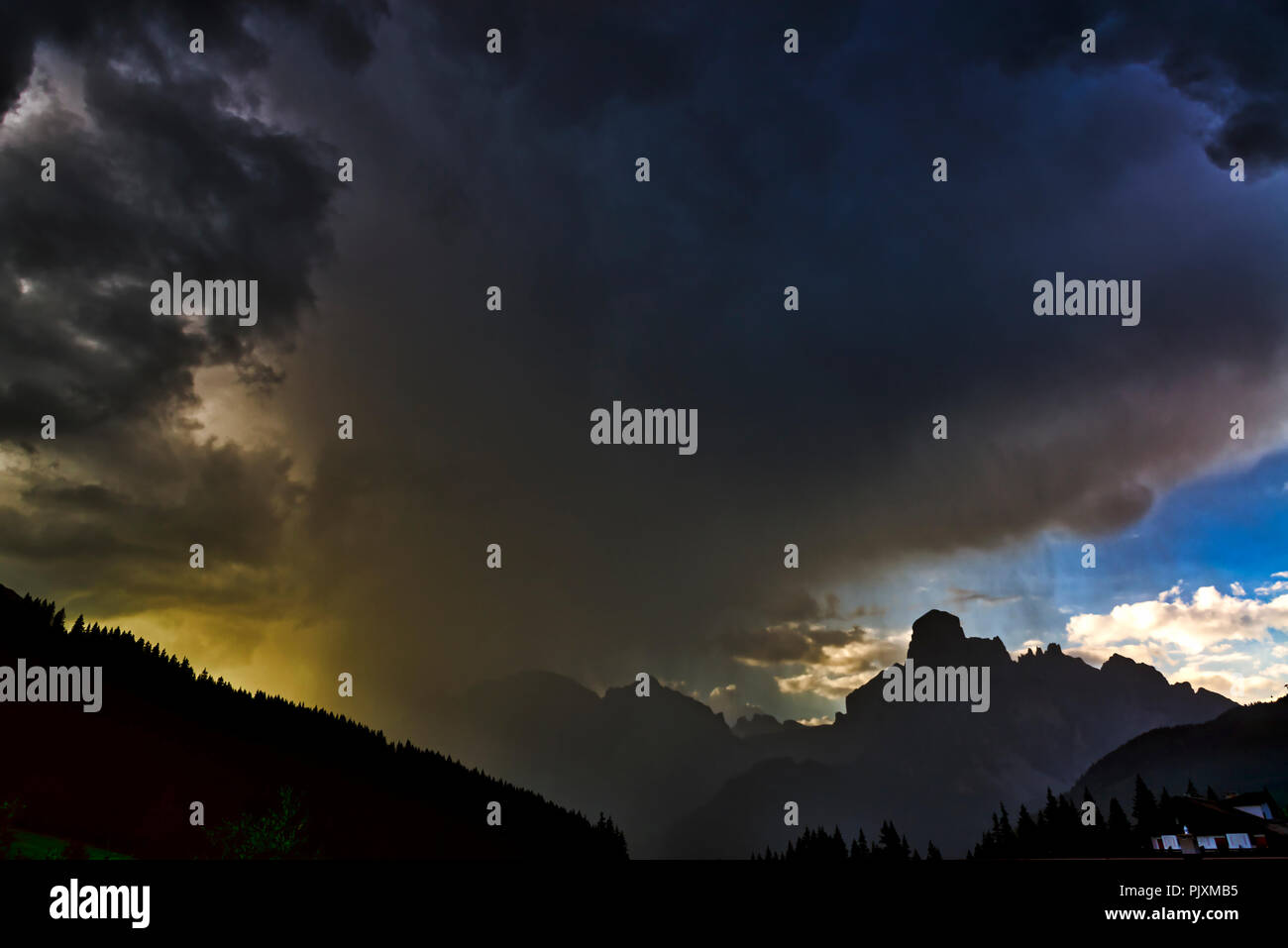 Sturm, Wolken und Regenschauer auf den Bergen von Alta Badia im Sommer Sonnenuntergang, Corvara in Badia - Trentino-Südtirol, Italien Stockfoto
