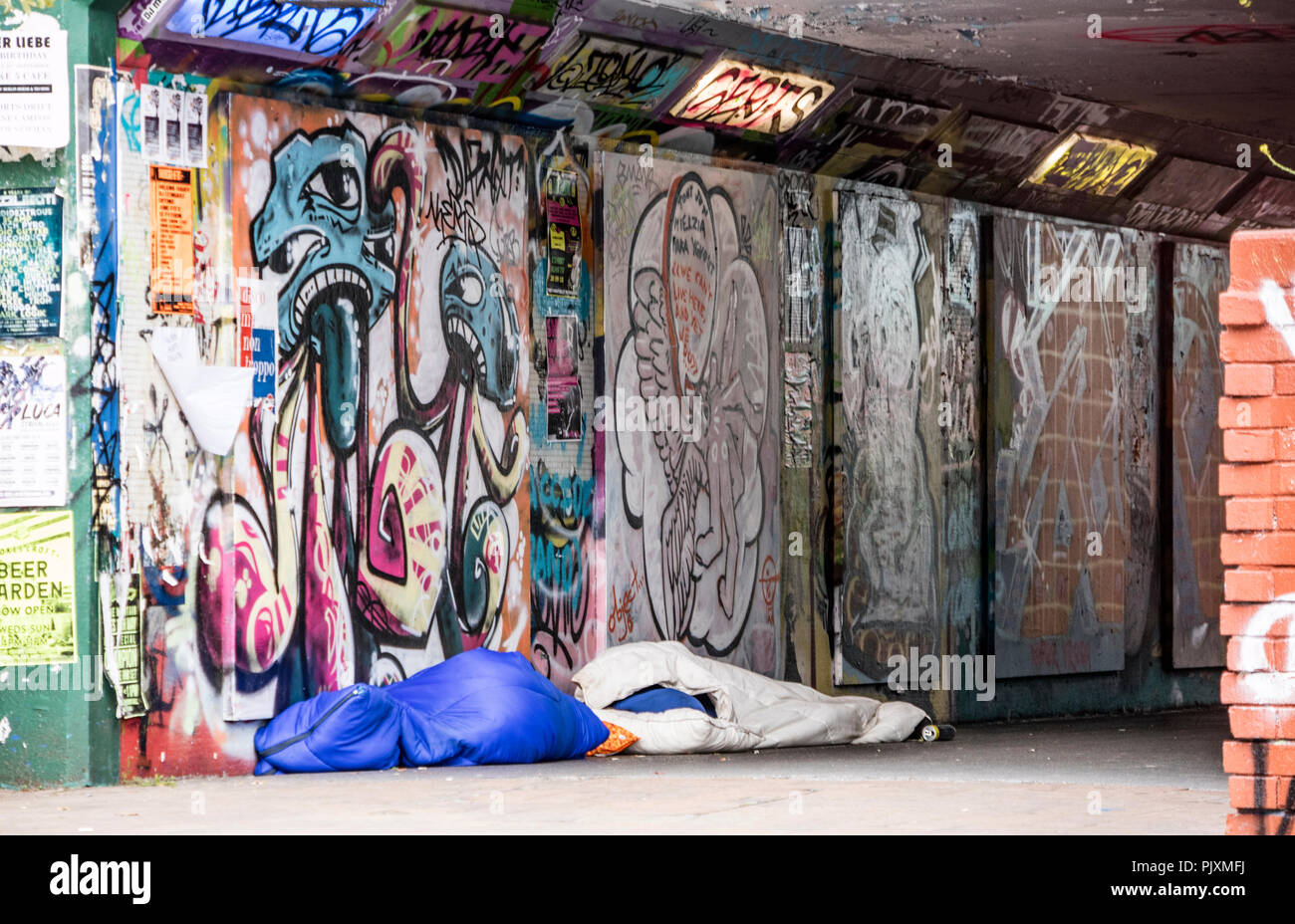 Schlafen in einem Bristol Fußgängertunnel mit Graffiti, Stadt Bristol, England, Großbritannien Stockfoto