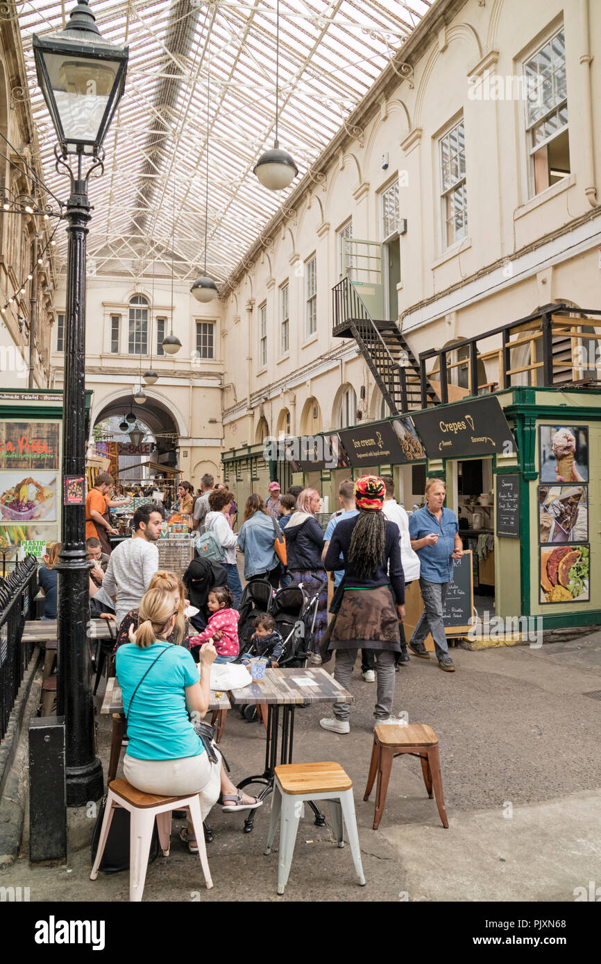 Menschen essen in St. Nikolaus Märkte, Bristol, England, Großbritannien Stockfoto