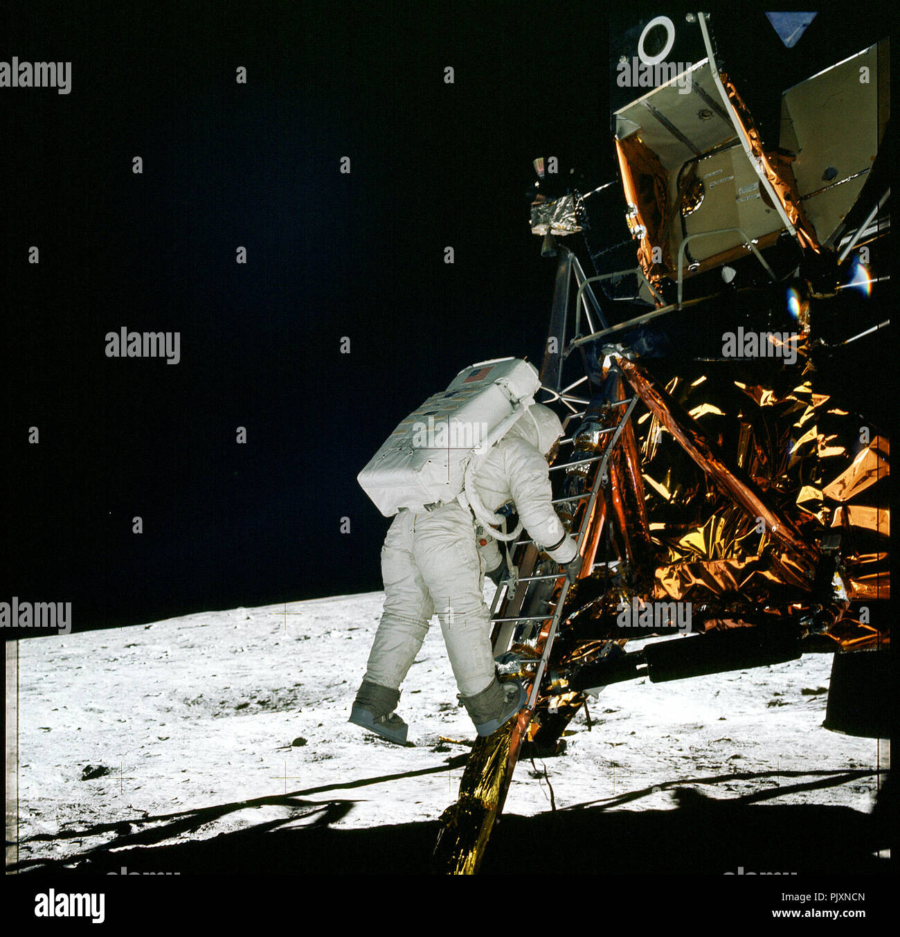 Der Mond - (Datei) - Apollo 11 Lunar Module pilot Edwin Aldrin klettert die Leiter hinunter, um die Oberfläche des Mondes als Kommandant Neil Armstrong Fotografien seine Abstammung. Aldrin betraten die Oberfläche am Sonntag, Juli 20, 1969, 11:15 EDT und wurde der zweite Mensch auf dem Mond zu spazieren. Credit: NASA über CNP/MediaPunch Stockfoto