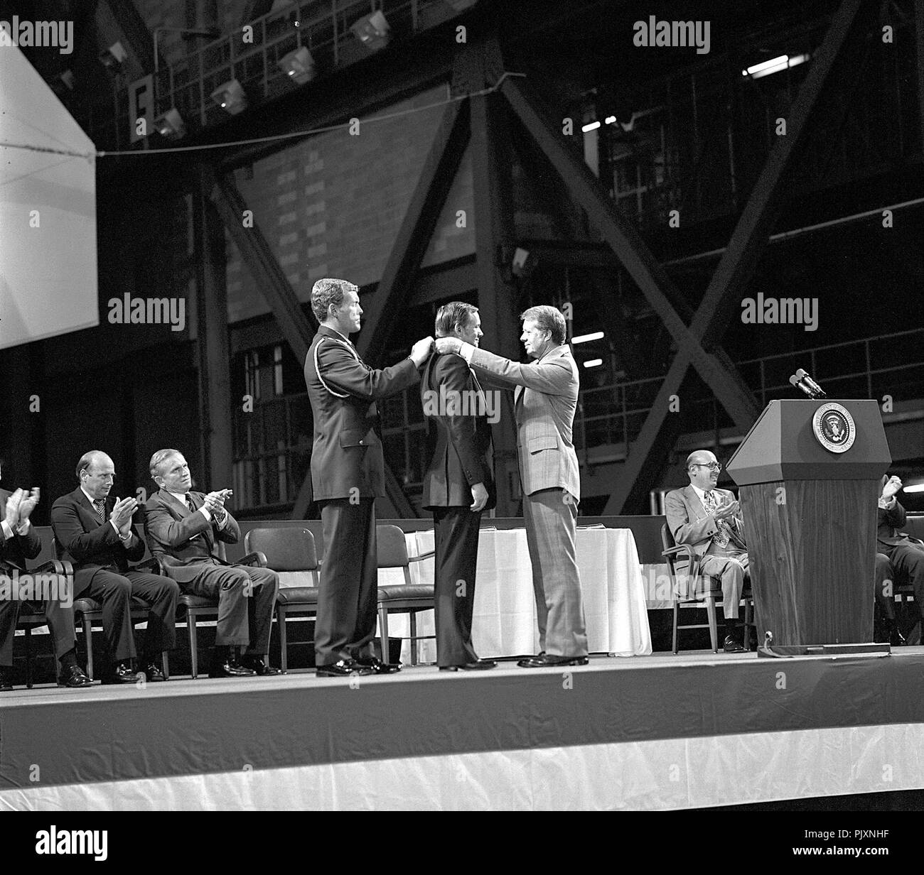 Cape Canaveral, FL - (Datei) - Astronaut Neil A Armstrong erhält den ersten Congressional Space Medal of Honor vom Präsidenten der Vereinigten Staaten Jimmy Carter, unterstützt von Kapitän Robert Peterson am 1. Oktober 1978. Armstrong, einer von sechs Astronauten der Medaille während der Zeremonien statt im Vehicle Assembly Building (VAB) vorgelegt werden soll, wurde für seine Leistung während der Gemini 8 Mission und die Apollo-11-Mission, als er den ersten Fuß auf den Mond gesetzt ausgezeichnet. Credit: NASA über CNP/MediaPunch Stockfoto