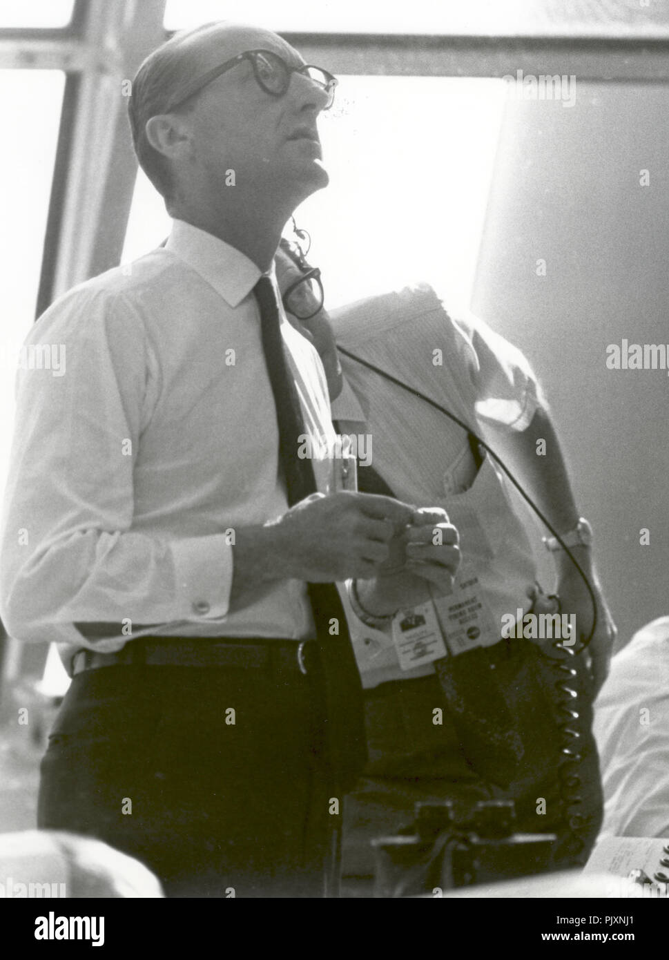 Cape Canaveral, FL - (Datei) - Dr. George E.Mueller, Associate Administrator für die bemannte Raumfahrt, NASA, folgt dem Fortschritt der Apollo 11-Mission. Dieses Foto wurde am 16. Juli, 1969 in der Launch Control Center am Weltraumbahnhof am Morgen der starten. Credit: NASA über CNP/MediaPunch Stockfoto