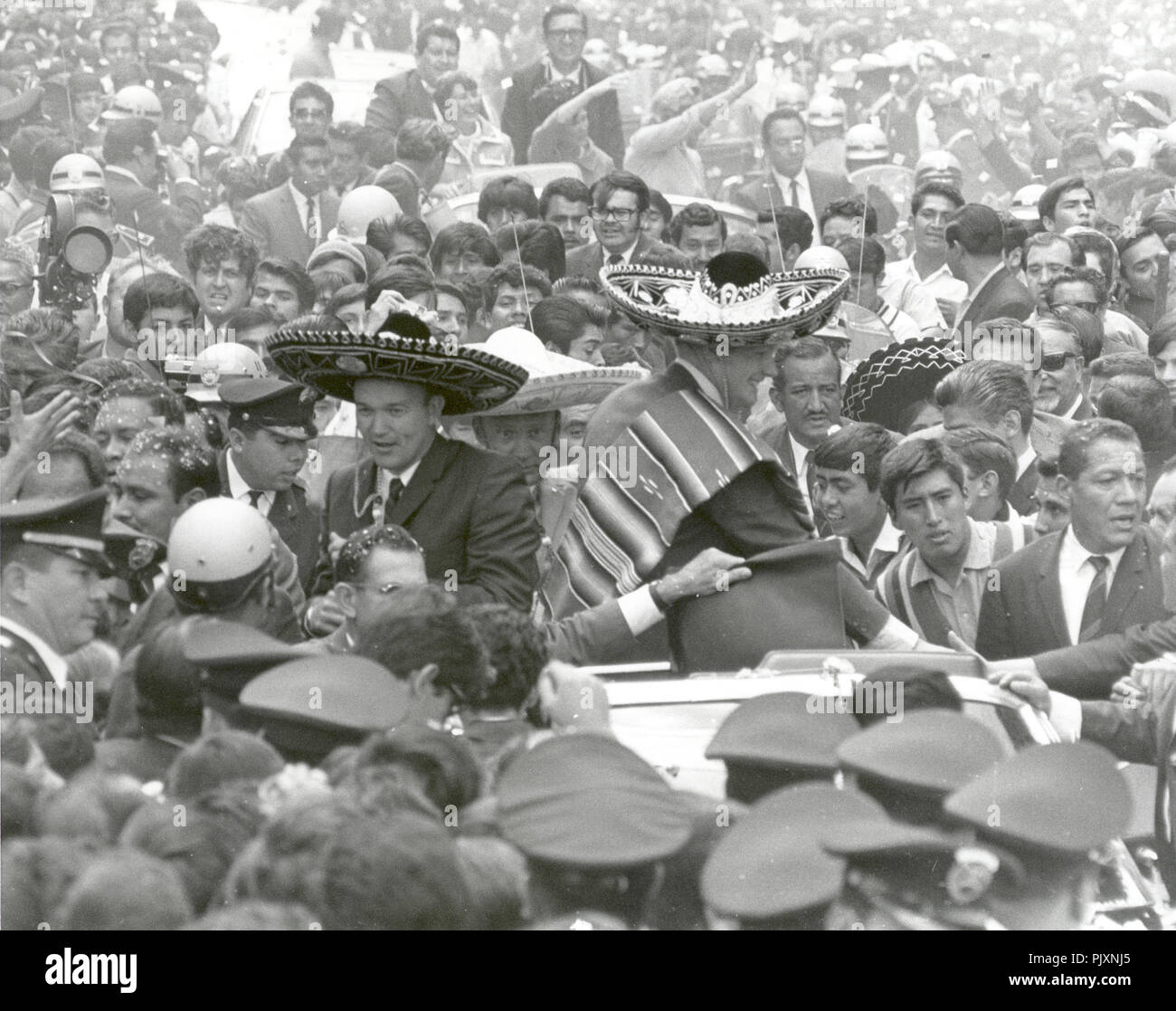 Mexiko City, Mexiko - (Datei) - Die Apollo 11 Astronauten, Neil A Armstrong, Edwin E., Jr., Aldrin und Michael Collins, tragen Sombreros und Ponchos, Umschwärmt von Tausenden in Mexiko Stadt als ihre wagenkolonne wird durch die begeisterte Menge am 23. September 1969 verlangsamt. Die GIANTSTEP - APOLLO 11 Presidential Goodwill Tour betonte die Bereitschaft der Vereinigten Staaten seinen Raum, Wissen zu teilen. Die Tour führte die Apollo 11 Astronauten und ihre Frauen in 24 Länder und 27 Städte in 45 Tagen. Credit: NASA über CNP/MediaPunch Stockfoto