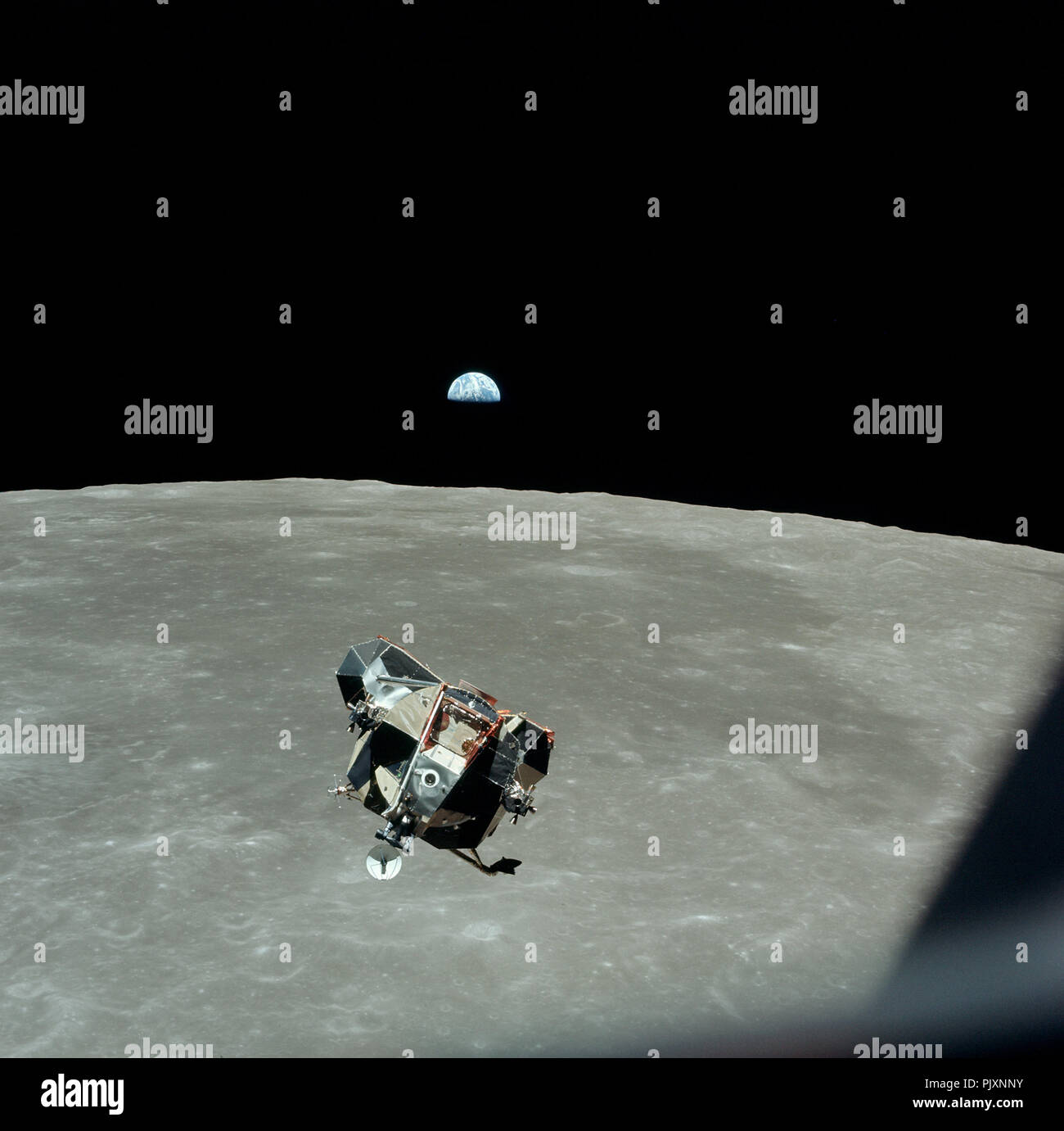 In der Mondumlaufbahn - (Datei) - Mit einer halben Erde im Hintergrund, auf der Bühne der Lunar Module Eagle mit Mond - zu Fuß Astronauten Neil Armstrong und Edwin Aldrin Jr. an Bord Ansätze für ein Rendezvous mit dem Apollo Befehl Modul am Montag, Juli 21,1969 besetzt von Michael Collins. Die Apollo 11 liftoff vom Mond kam früh, Ending a 22-Stunden Aufenthalt auf dem Mond von Armstrong und Aldrin. Bild: NASA/CNP/MediaPunch Stockfoto