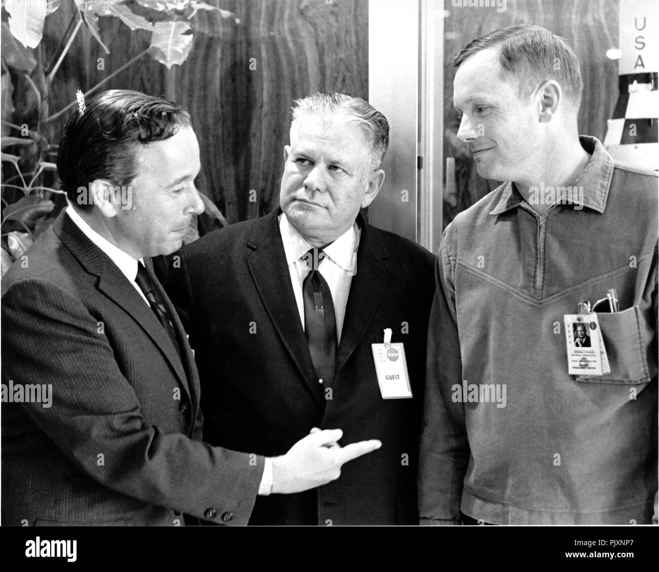 Cape Canaveral, FL - (Datei) - Vereinigten Staaten Vertreter Bert Podell (Demokrat von New York), Links, spricht mit US-Vertreter Olin E. Teague (Demokrat von Texas), Vorsitzender des Unterausschusses für bemannte Raumflüge, Mitte, und Neil A Armstrong, Apollo 11 Mission Commander, rechts, am 28. Februar 1969. Credit: NASA über CNP/MediaPunch Stockfoto