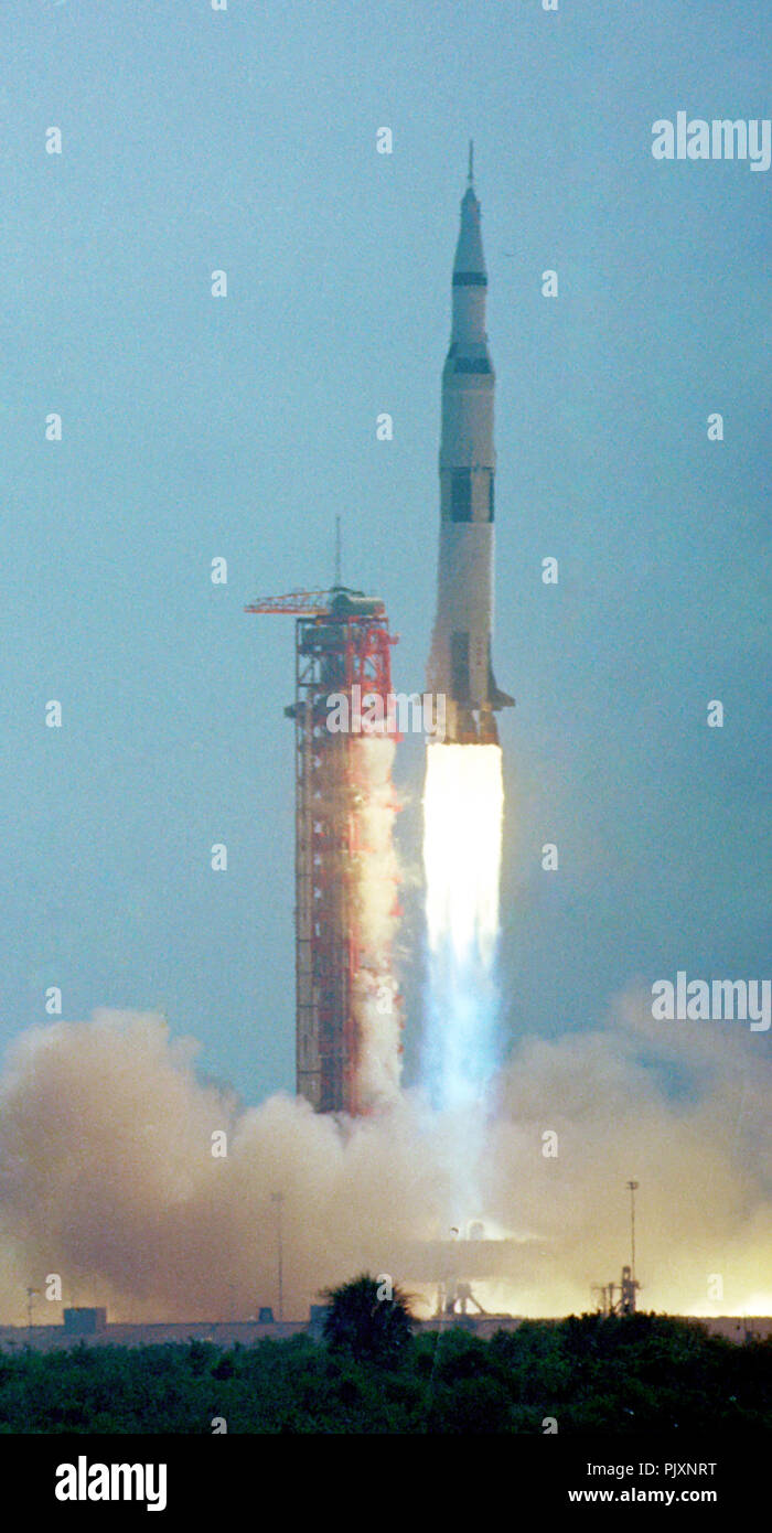 Die Saturn V SA-506-Trägerrakete mit dem Apollo 11 Astronauten und Ausrüstung an Bord, Aufzüge - weg von Komplexen 39 Start im Kennedy Space Center in Cape Canaveral, Florida am Mittwoch, 16. Juli 1969. Es wird das erste bemannte Mission auf dem Mond zu landen. Credit: Ron Sachs/CNP/MediaPunch Stockfoto