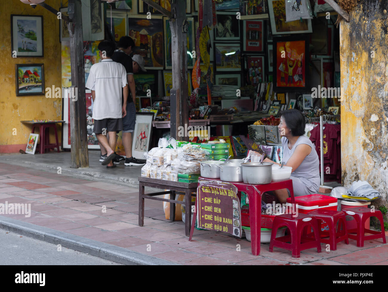 Vietnam Frau Anbieter verkaufen süße Snacks auf der Straße, Hoi An, Vietnam. Stockfoto