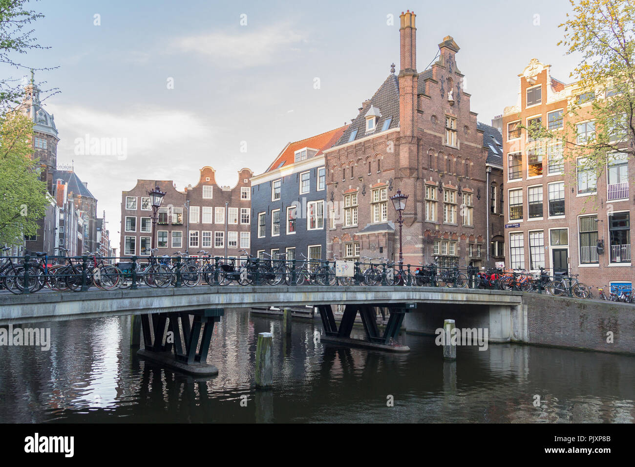 AMSTERDAM, NIEDERLANDE - Mai 2015: Boote auf dem Kanal in Amsterdam, die Hauptstadt der Niederlande im Mai 2015 Stockfoto