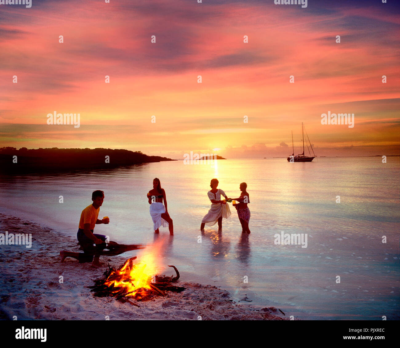 BS - GRAND CAY: Gruppe junger Menschen mit Barbeque am Strand. Stockfoto