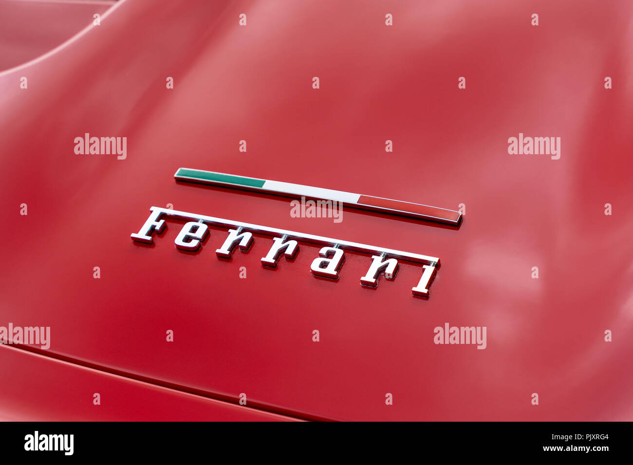 Ferrari auto Abzeichen und italienische Flagge Stockfoto