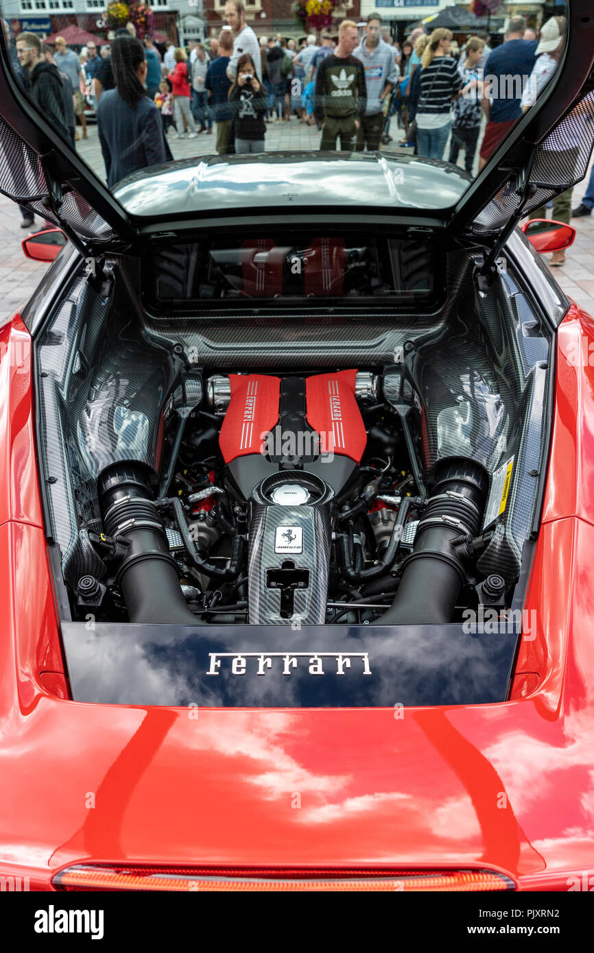 Ferrari Motor Bucht mit Leute im Hintergrund Stockfoto