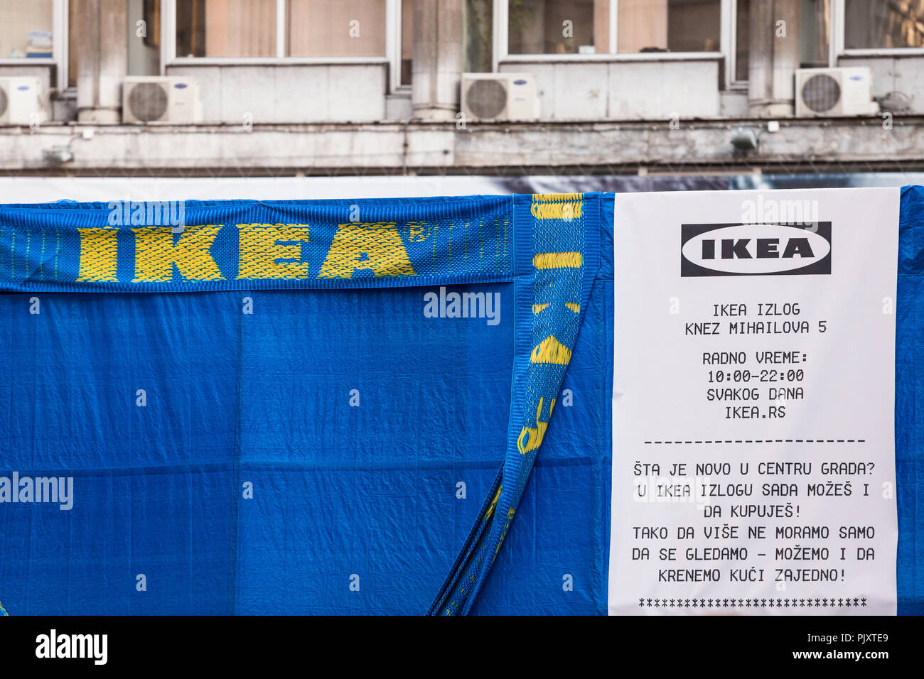 Belgrad, Serbien - 9. SEPTEMBER 2018: Ikea Logo auf einem riesigen Anzeige auf der Vorderseite ihrer Belgrad Shop. Ikea ist eine Schwedische Marke spezialisiert auf Möbel, k Stockfoto