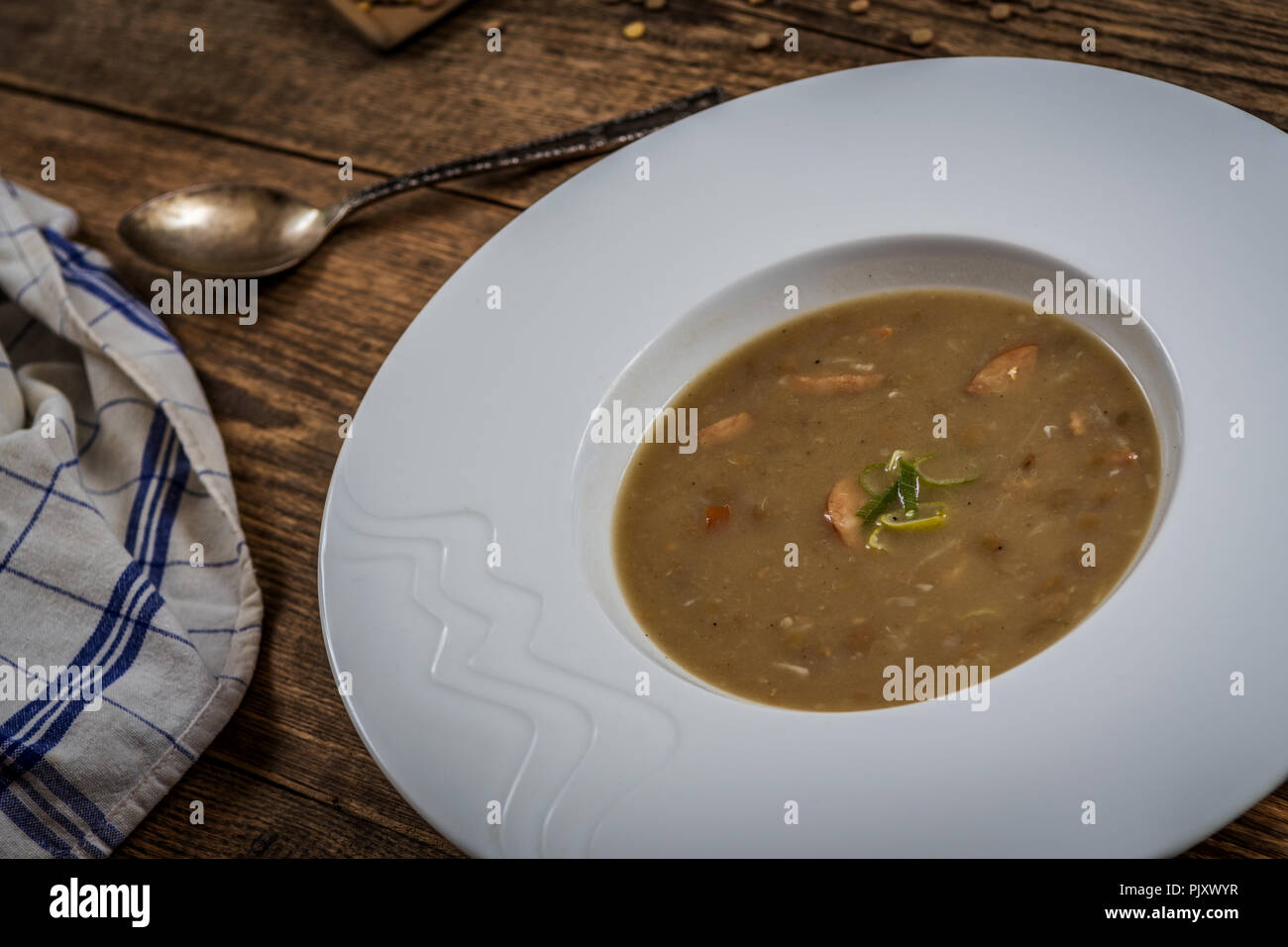 Braune Linsen sop mit Wurst auf Holz Tisch Stockfoto