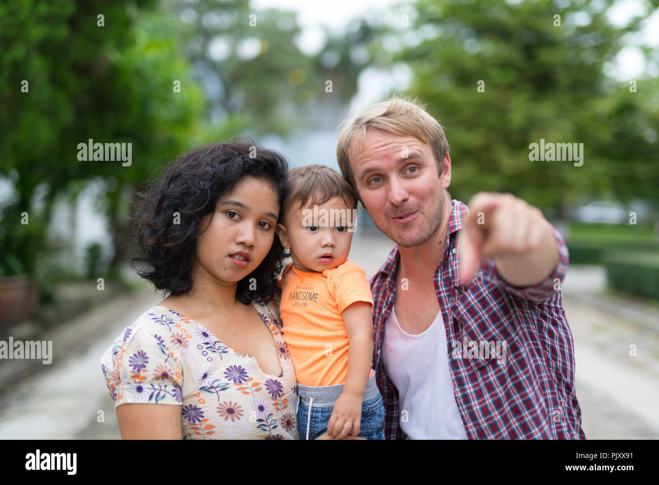 Portrait von Happy multi-ethnischen Familie Abbinden zusammen im Freien Stockfoto