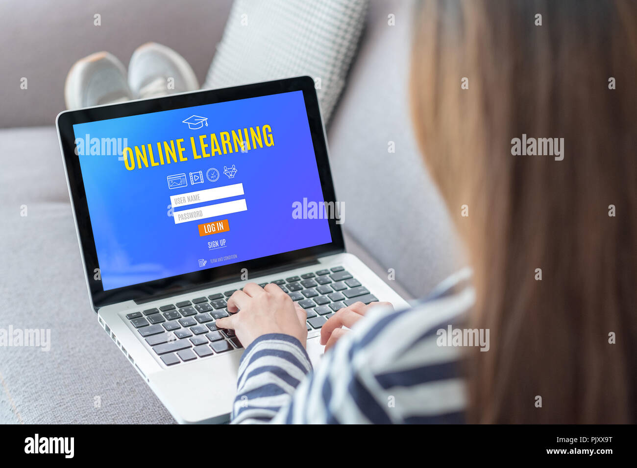 Nahaufnahme zurück Frau online lernen in einem Webseite mit Laptop am Sofa in Home Log, e-learning Konzept. Digital Lifestyle Stockfoto