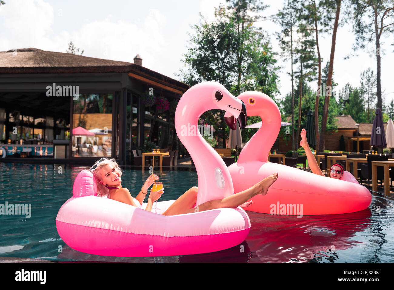 Frohe glückliche Frauen heißen Sommertagen genießen. Stockfoto