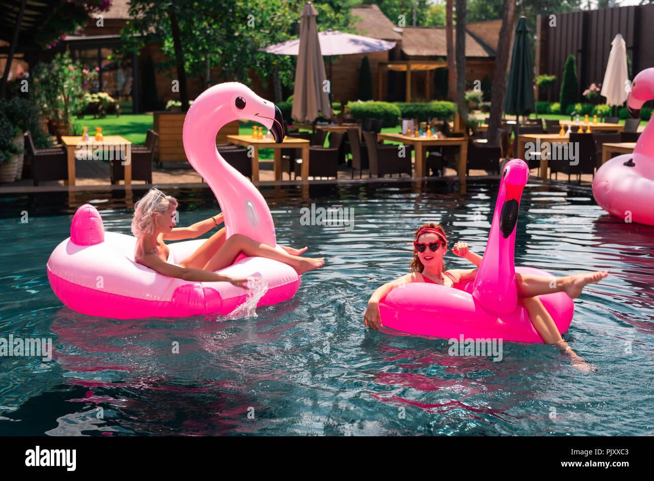 Gerne schöne Frauen in ein Schwimmbad Partei Stockfoto