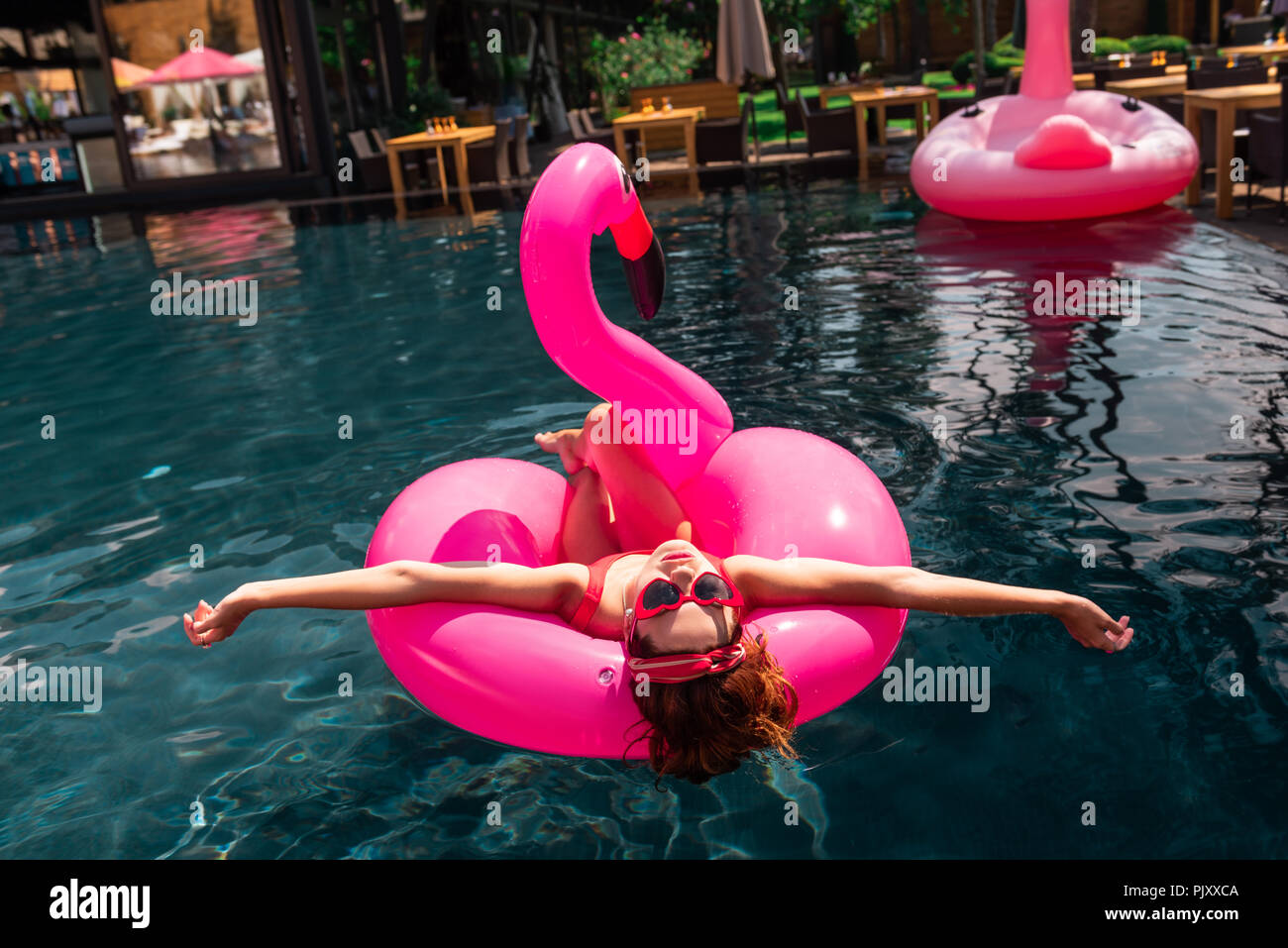 Freudige nette Frau Entspannen im Schwimmbad Stockfoto