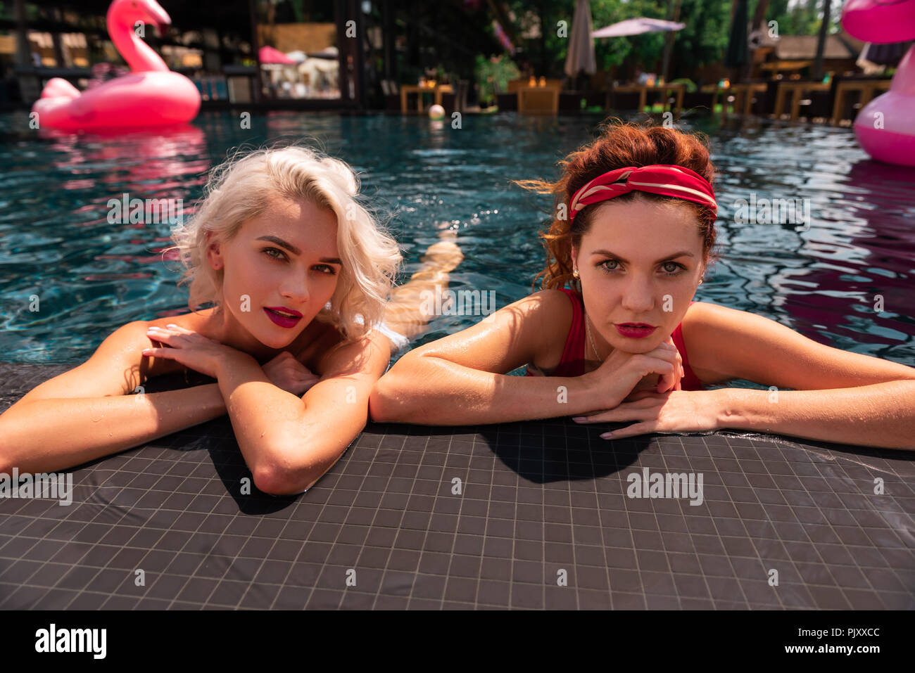 Schöne dünne junge Frauen, die im Wasser Stockfoto