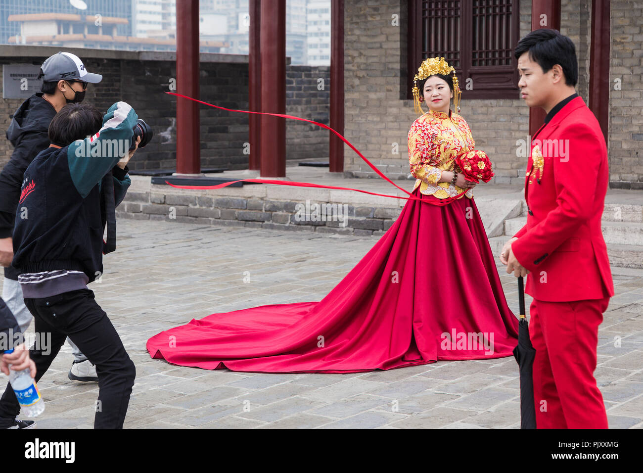 XIAN, CHINA - 10 März 2018 - chinesische Fotograf Pre - Hochzeit Bilder für das Paar auf der Oberseite der Xian Stadtmauer von Xian, China am 10. März Stockfoto