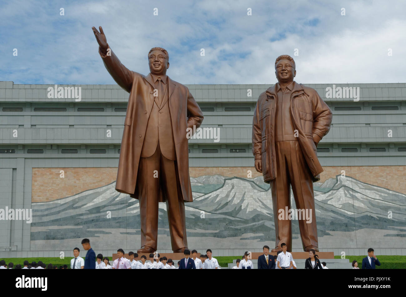 Nordkorea, die Hill Grand Mansudae Monument, Statuen von Kim Il Sung und Kim Jong Il, mit Mosaik von paekdu Berg hinter. mit Touristen Besucher Stockfoto