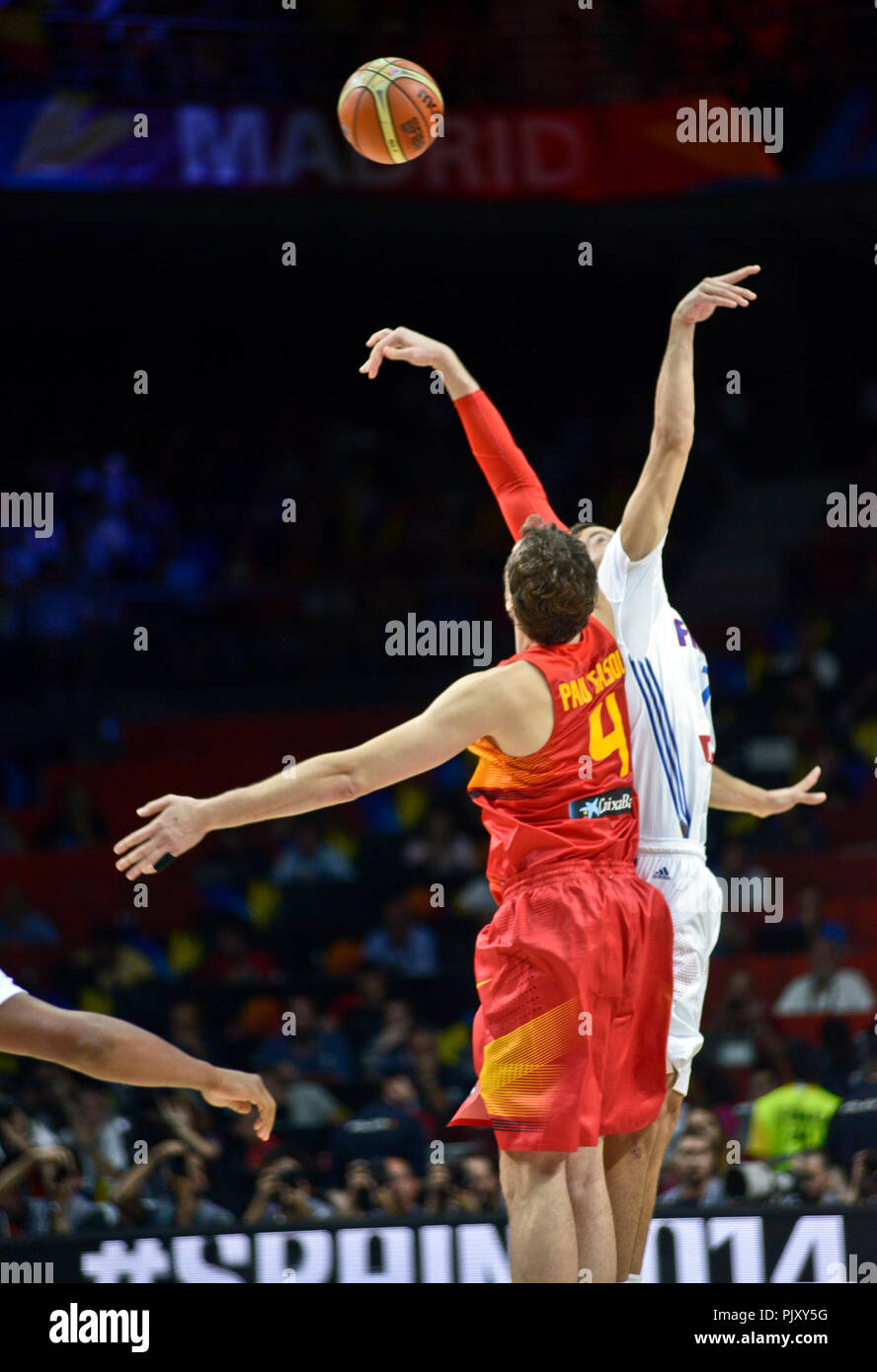 Jump Ball zwischen Pau Gasol (Spanien) und Rudy Gobert (Frankreich). Basketball WM 2014 Stockfoto