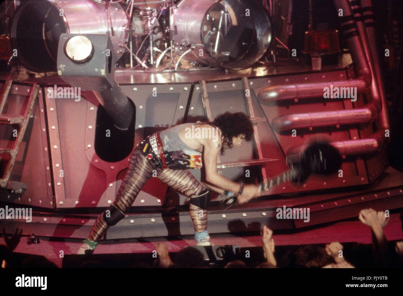 paul-stanley-von-kiss-amerikanische-hardrock-band-zertrummert-seine-gitarre-bei-einem-konzert-in-munchen-deutschland-1983-paul-stanley-der-amerikanischen-hard-rock-band-kiss-seine-gitarre-zerstort-wahrend-munchen-deutschland-1983-live-verwendung-weltweit-pjy0tb.jpg