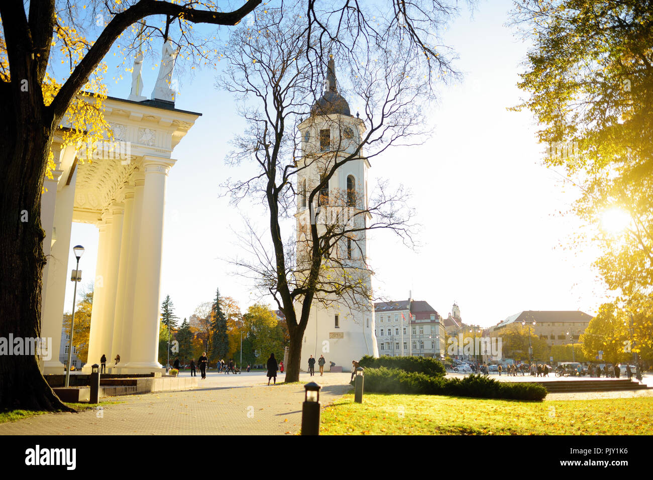 VILNIUS, LITAUEN - 12. OKTOBER 2017: Viele Menschen zu Fuß durch die Straßen der Altstadt von Vilnius. Schönen sonnigen Herbsttag in der Hauptstadt Lithu Stockfoto