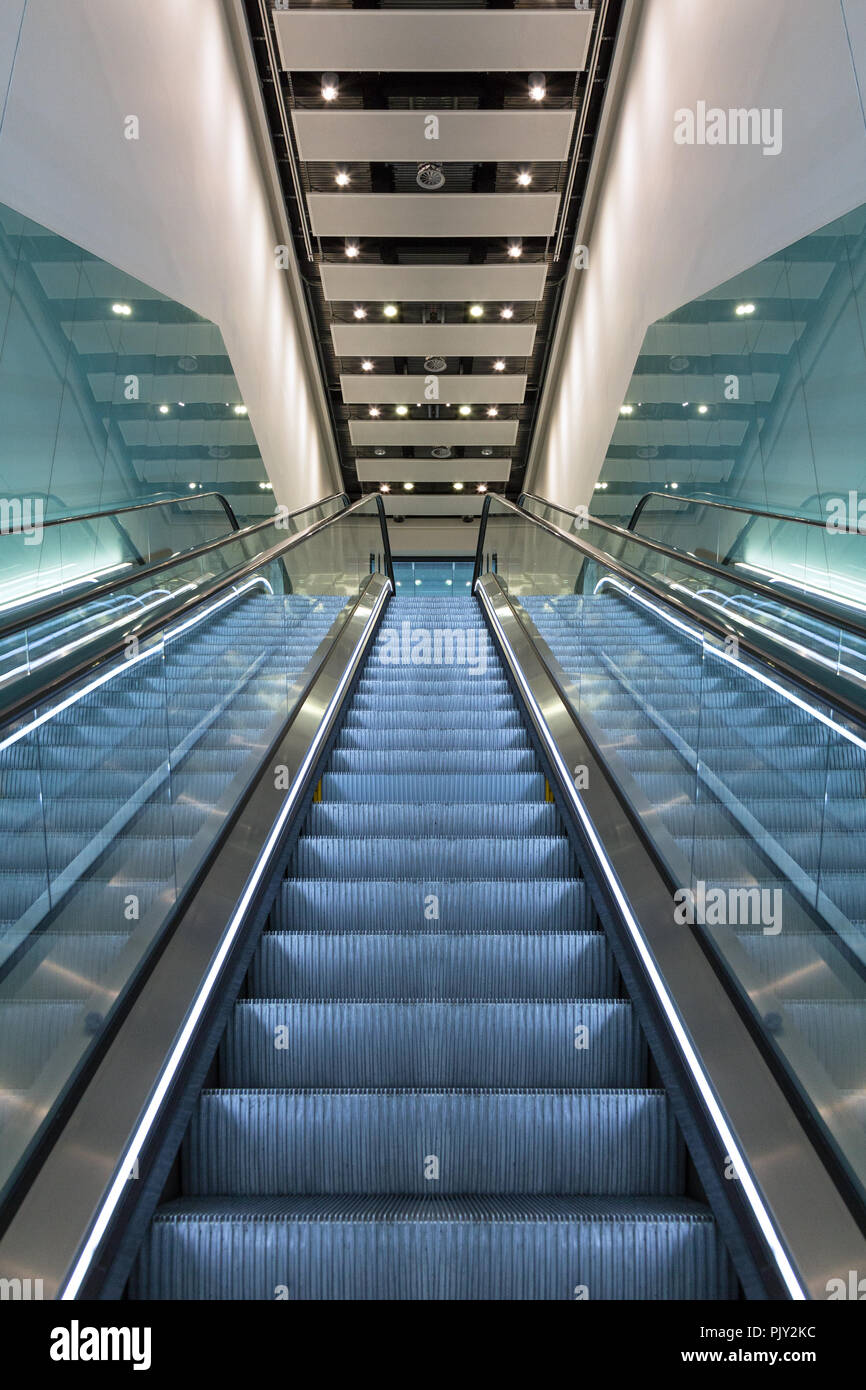 Ein modernes escaltor mit Glaspaneelen, Blick von Unten nach Oben. Stockfoto