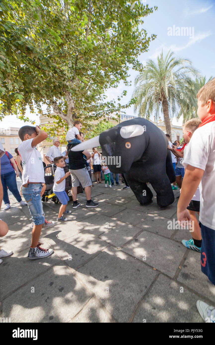 Montijo, Spanien - September 7th, 2018: Läuft der Bullen für Kinder. Party für Kinder mit aufblasbaren Stierkämpfe Stockfoto