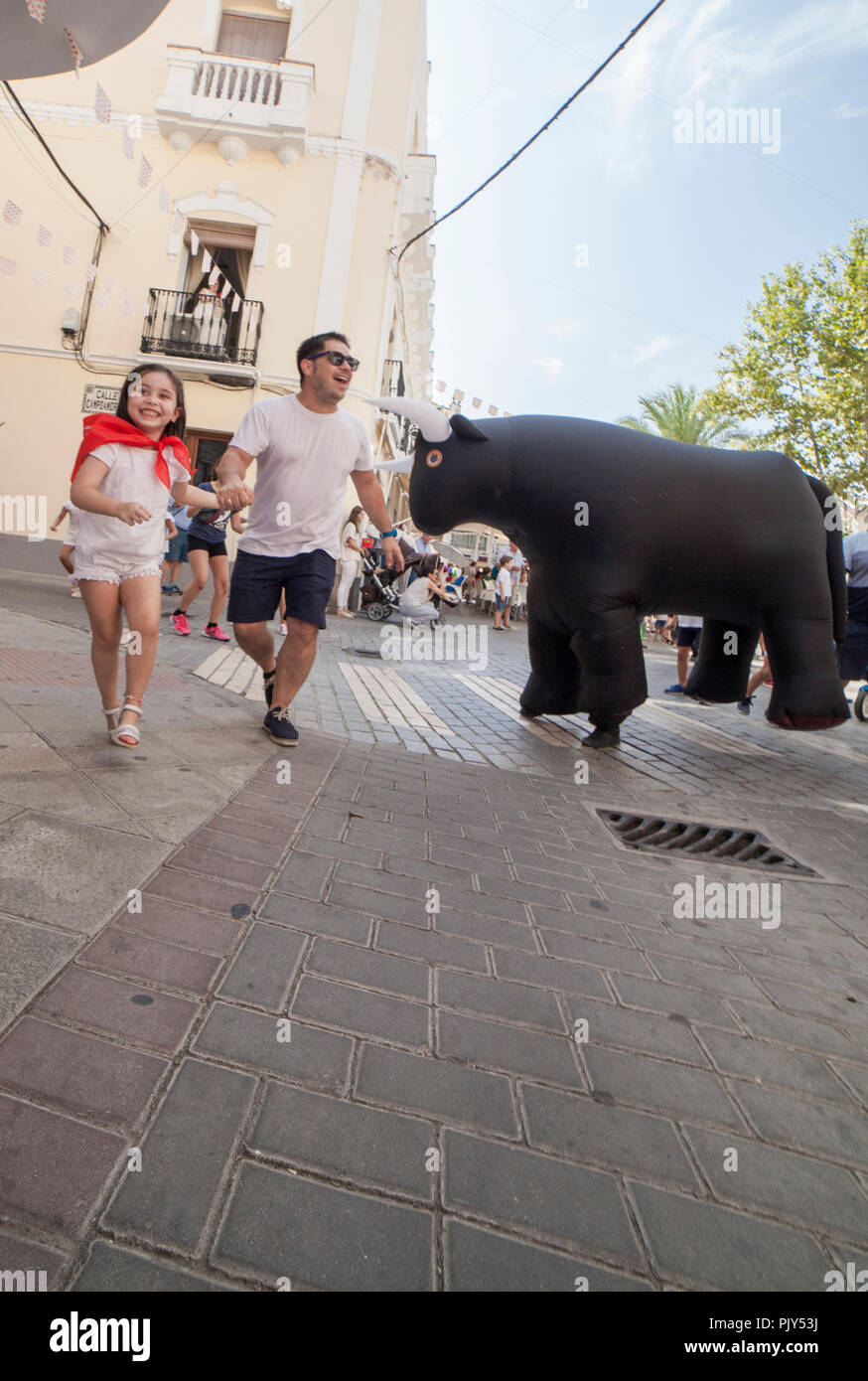 Montijo, Spanien - September 7th, 2018: Läuft der Bullen für Kinder. Party für Kinder mit aufblasbaren Stierkämpfe Stockfoto