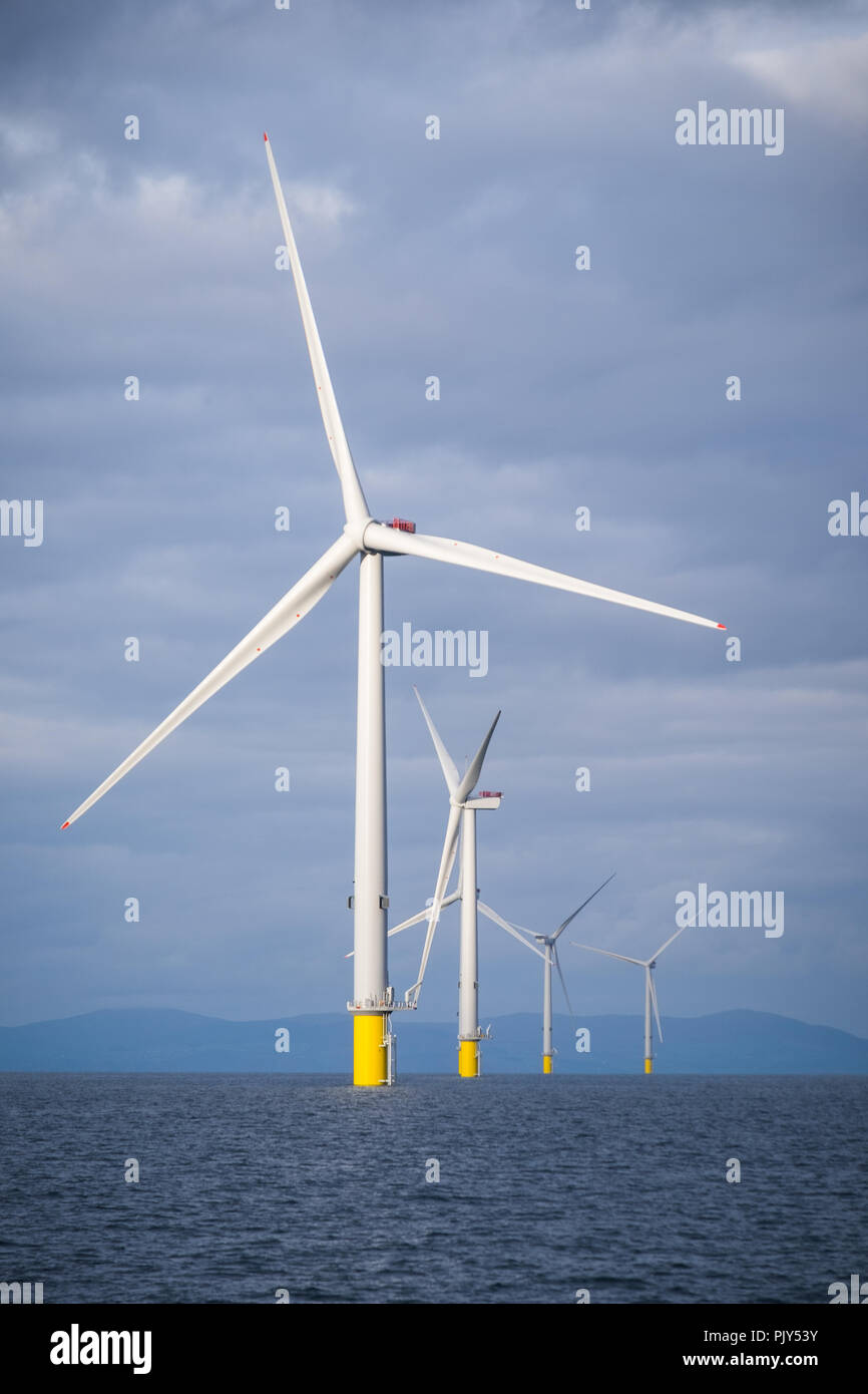 MHI Vestas Windenergieanlagen auf Walney Erweiterung Offshore Wind Farm. Die Insel Man ist in der Ferne zu sehen Stockfoto