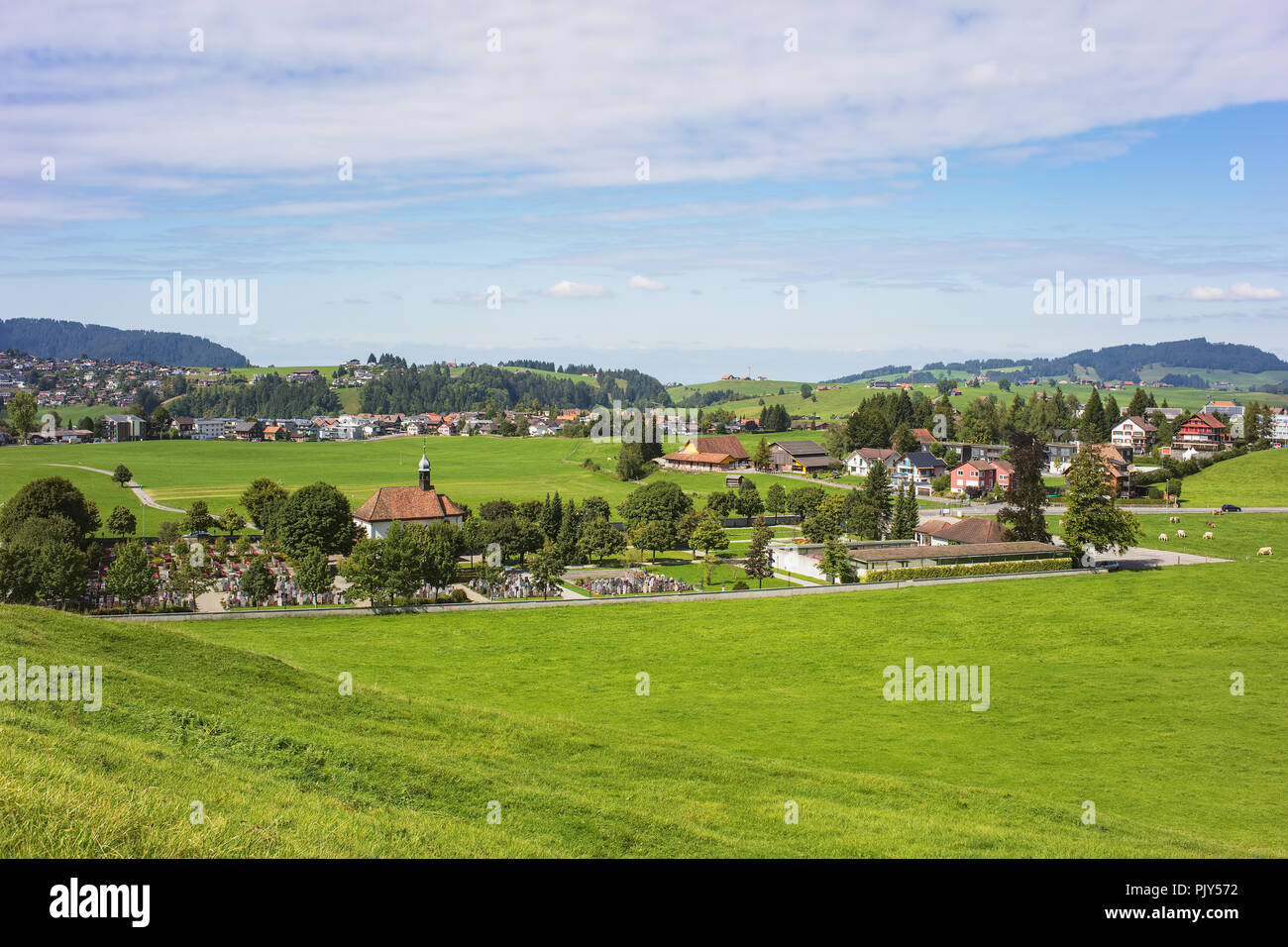 Blick in die Stadt von Einsiedeln in der Schweiz im Herbst. Einsiedeln ist eine Gemeinde im Schweizer Kanton Schwyz, für sein Kloster bekannt - die Ben Stockfoto