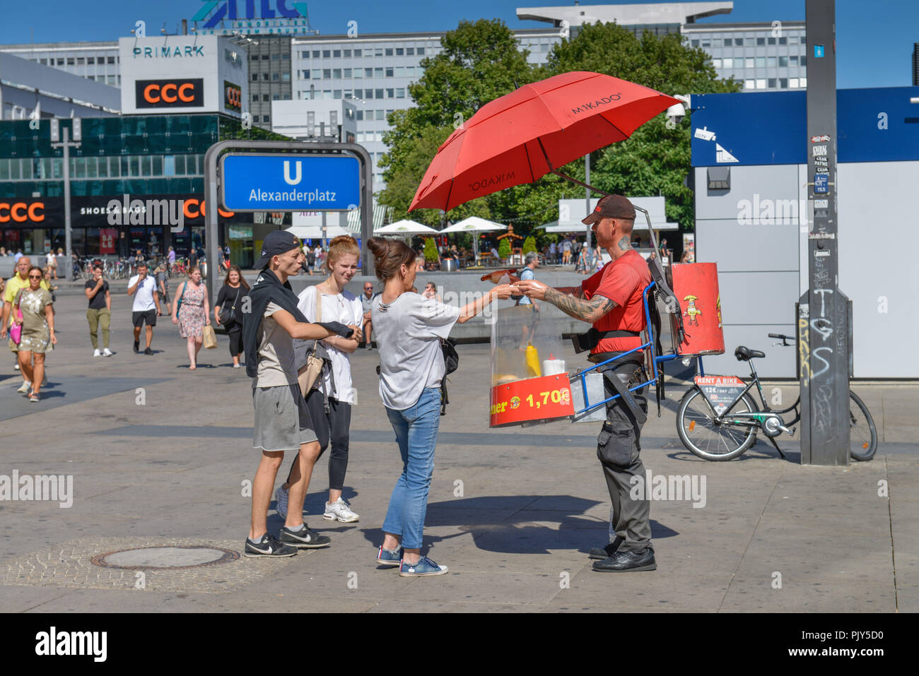 Berlin alexanderplatz grillwalker -Fotos und -Bildmaterial in hoher  Auflösung – Alamy