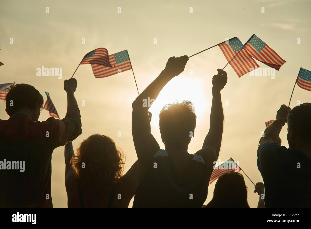 Masse der Leute, die amerikanische Flagge, Ansicht von hinten. Stockfoto