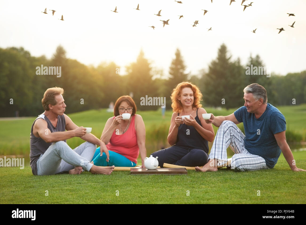 Kaukasische reife Menschen sitzen auf den Park. Stockfoto