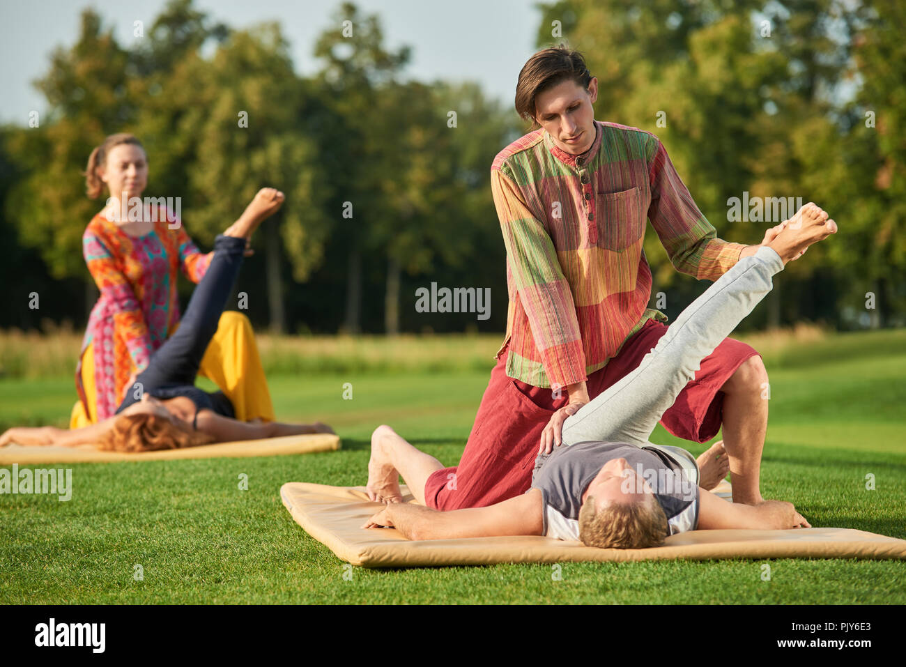 Leg stretching auf Matte, Yoga Übung. Stockfoto