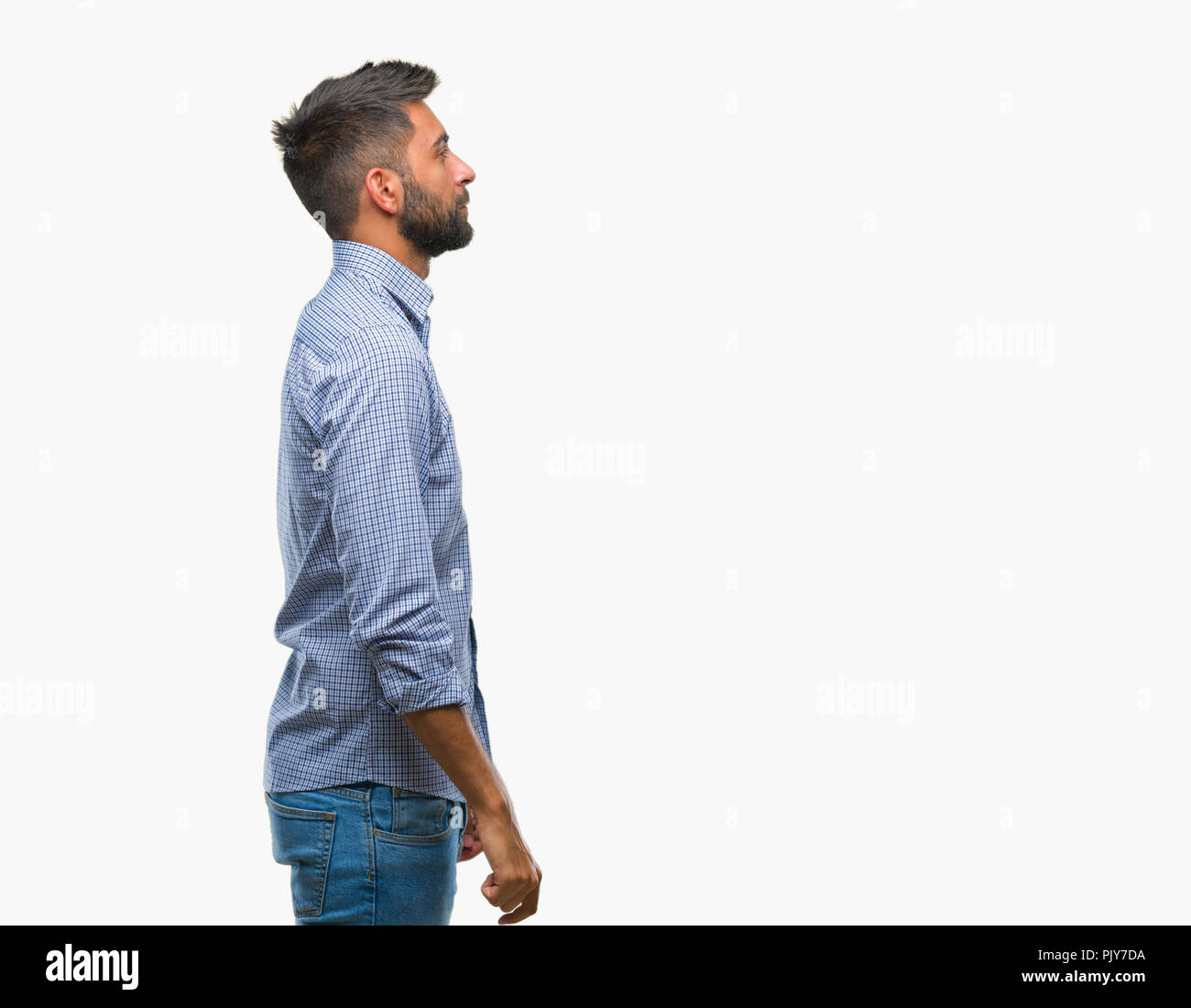 Nach Hispanic Mann über isolierte Hintergrund auf der Suche nach Side, entspannen Profil mit natürliches Gesicht mit selbstbewussten Lächeln darstellen. Stockfoto