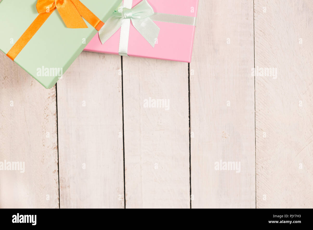 Zwei Geschenkboxen auf weißem Schreibtisch. Flach. Stockfoto