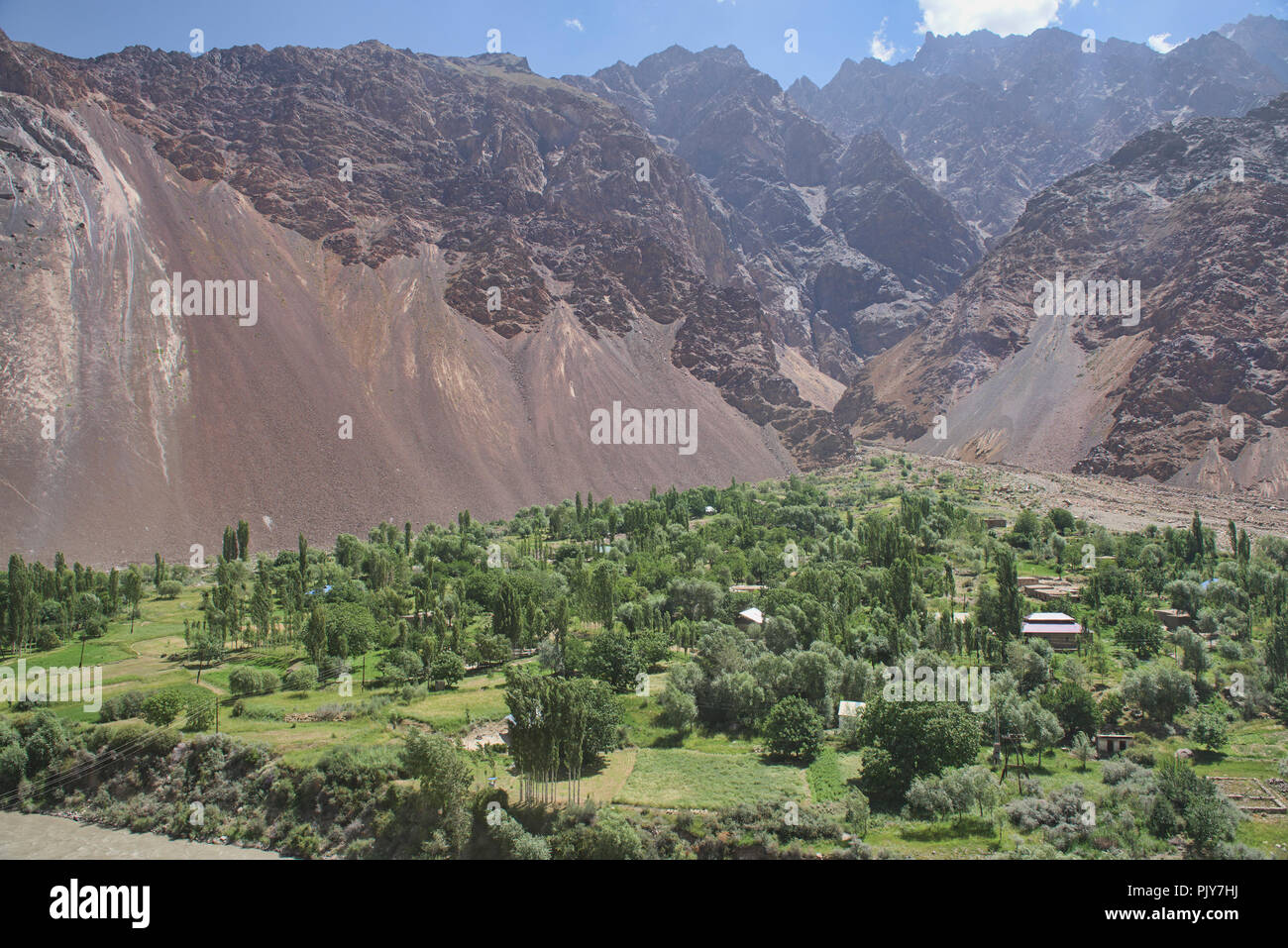 Schönes Dorf im Tal Bartang, Pamir, Tadschikistan. Stockfoto