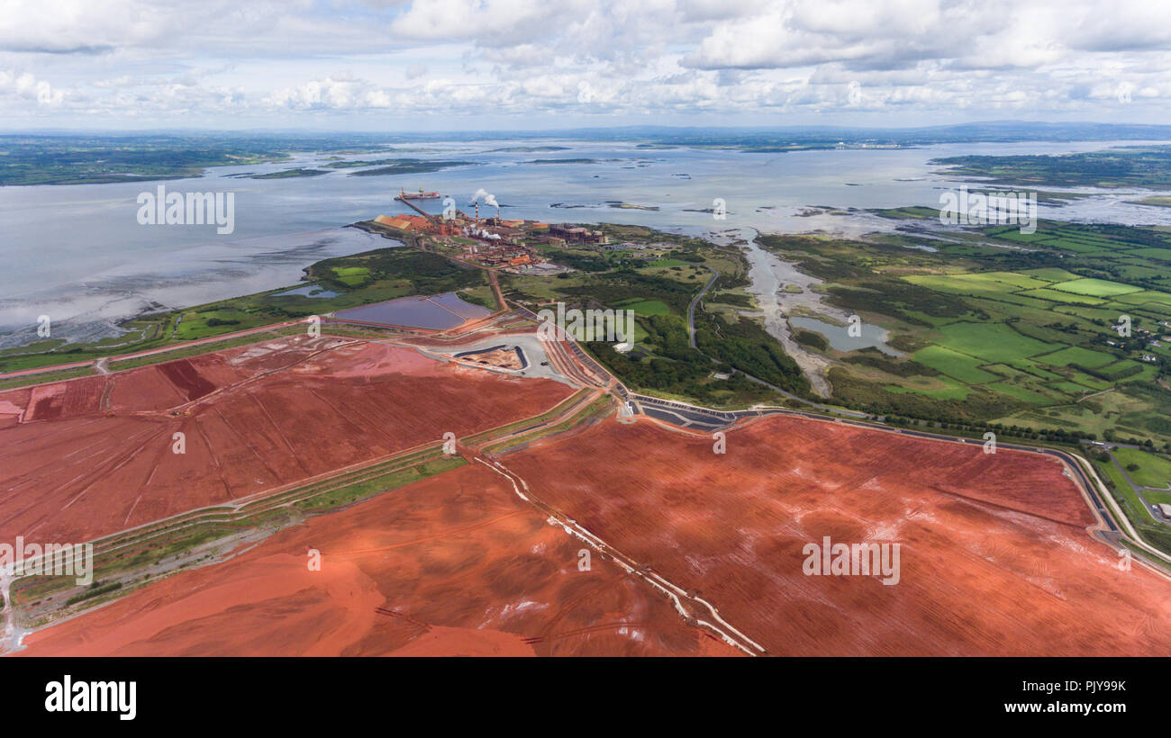 Aughinish Alumina Raffinerie, Foynes, Irland - 29 August, 2018: Luftaufnahme von Aughinish Alumina Raffinerie auf dem Shannon Fluss, Co Limerick, es ist. Stockfoto