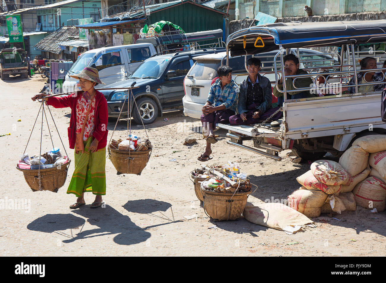 Die burmesische Verkäufer und Arbeiterinnen in einer Straße der Sockel Hügel von Taung Kalat (Mount Popa), Myanmar (Burma). Stockfoto