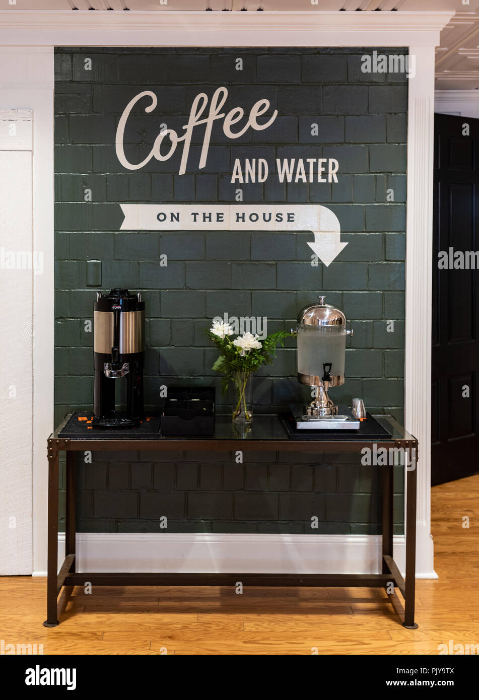 Kaffee und Wasser Bahnhof in Guest Foyer Stockfoto