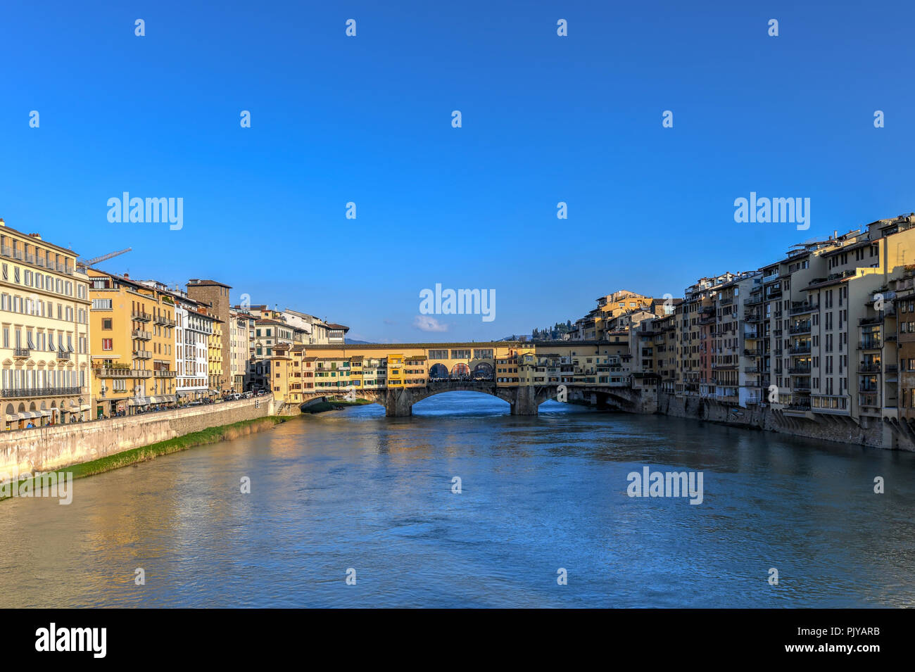 Der Ponte Vecchio ist eine mittelalterliche Stein geschlossen - brüstungs Segmentbogen Brücke über den Fluss Arno in Florenz, Italien, für die noch in Geschäften festgestellt Buil Stockfoto