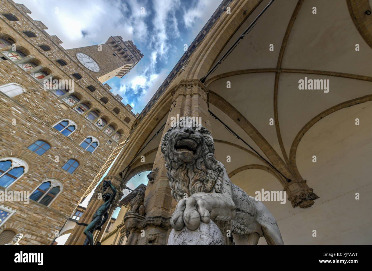 Firenze, Italien - 21. März 2018: Statue in Loggia dei Lanzi (Perseus mit dem Haupt der Medusa) und Lion in Florenz, Italien. Stockfoto