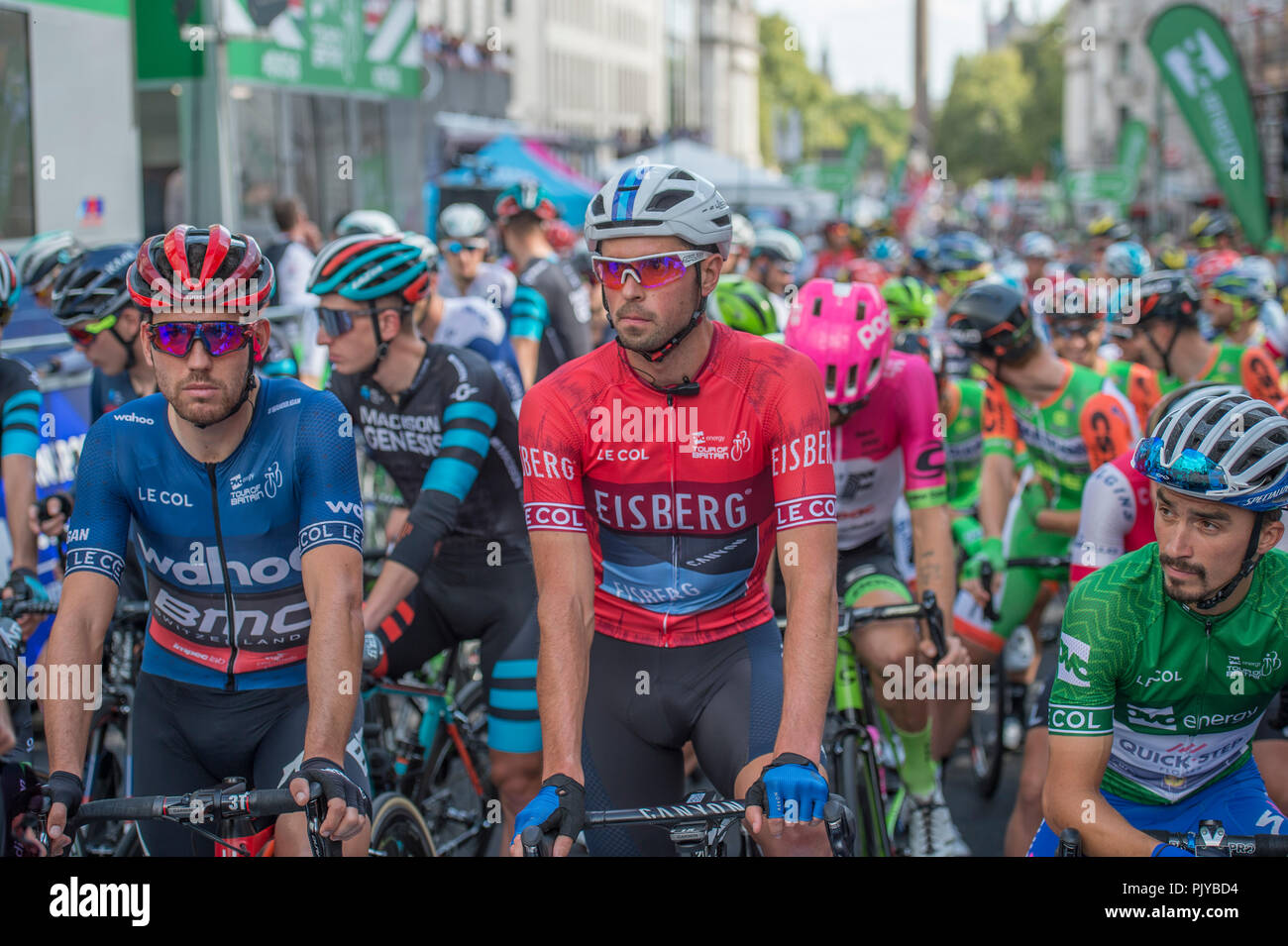 Start an der Tour 2018 von Großbritannien mit Julian Alaphilippe von Team Quick Step Böden (grün), der etwaige Sieger. Credit: Malcolm Park/Alamy Stockfoto