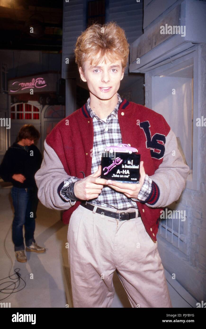 Pal Waaktaar Savoy' von 'a-ha', norwegische Popgruppe, beim Auftritt in "Formel Eins" in München, Deutschland 1985. Pal Waaktaar Savoy der norwegischen Popband A-ha'live an Deutschen chart TV-Show 'Formel Eins' in München, Deutschland, 1985. | Verwendung weltweit Stockfoto