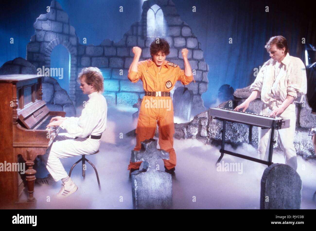 "Alphaville", deutsche Synthie Pop Band, bei einem Auftritt in der TV-Chartshow "Formel Eins" in München, Deutschland 1984. Deutsche synth pop band 'Alphaville' in Deutschen TV-Chart Show 'Formel Eins' an München, Deutschland 1984. | Verwendung weltweit Stockfoto