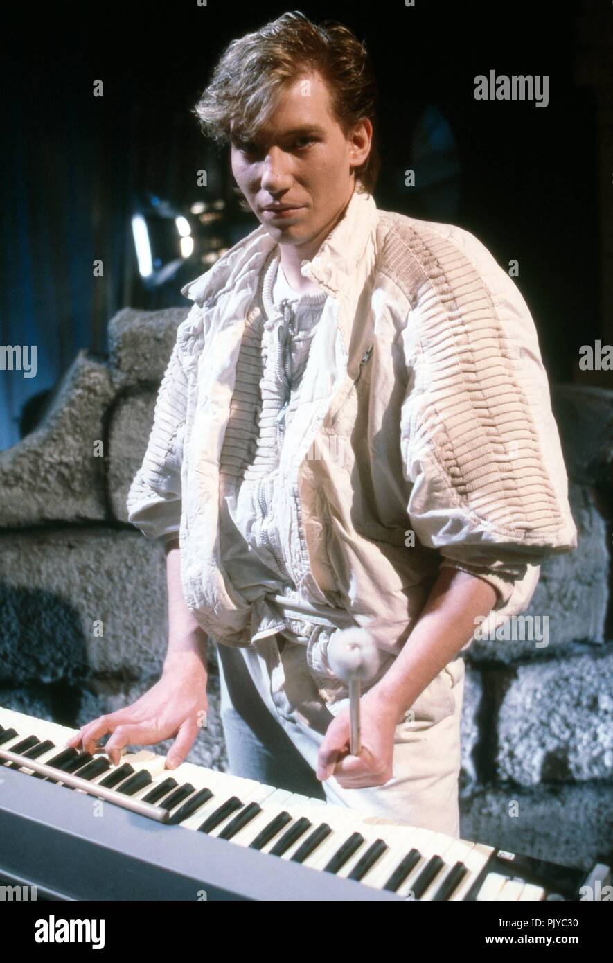 Bernhard Lloyd' von 'Alphaville', deutsche Synthie Pop Band, bei einem Auftritt in der TV-Chartshow "Formel Eins" in München, Deutschland 1984. Bernhard Lloyd der Deutschen synth pop band "Alphaville" im Deutschen TV-Chart Show 'Formel Eins' an München, Deutschland 1984 durchführen. | Verwendung weltweit Stockfoto